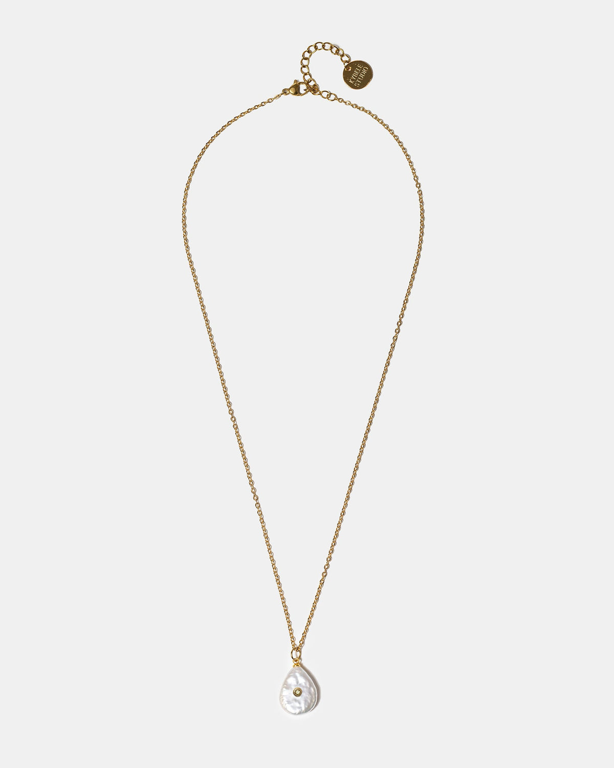 Fine gold chain necklace with pearl pendant