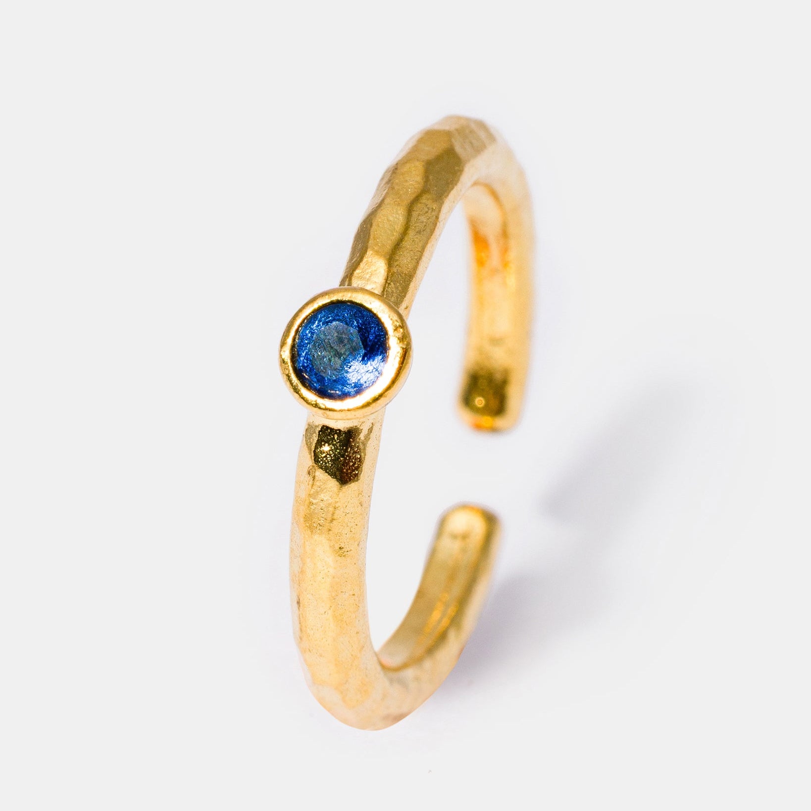 Gold sapphire hammered gemstone ring