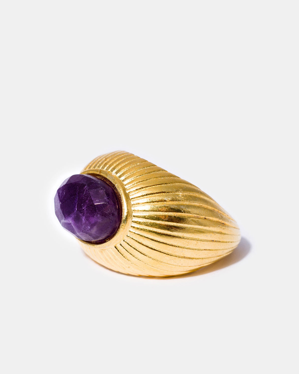 Gold oval amethyst ring side view