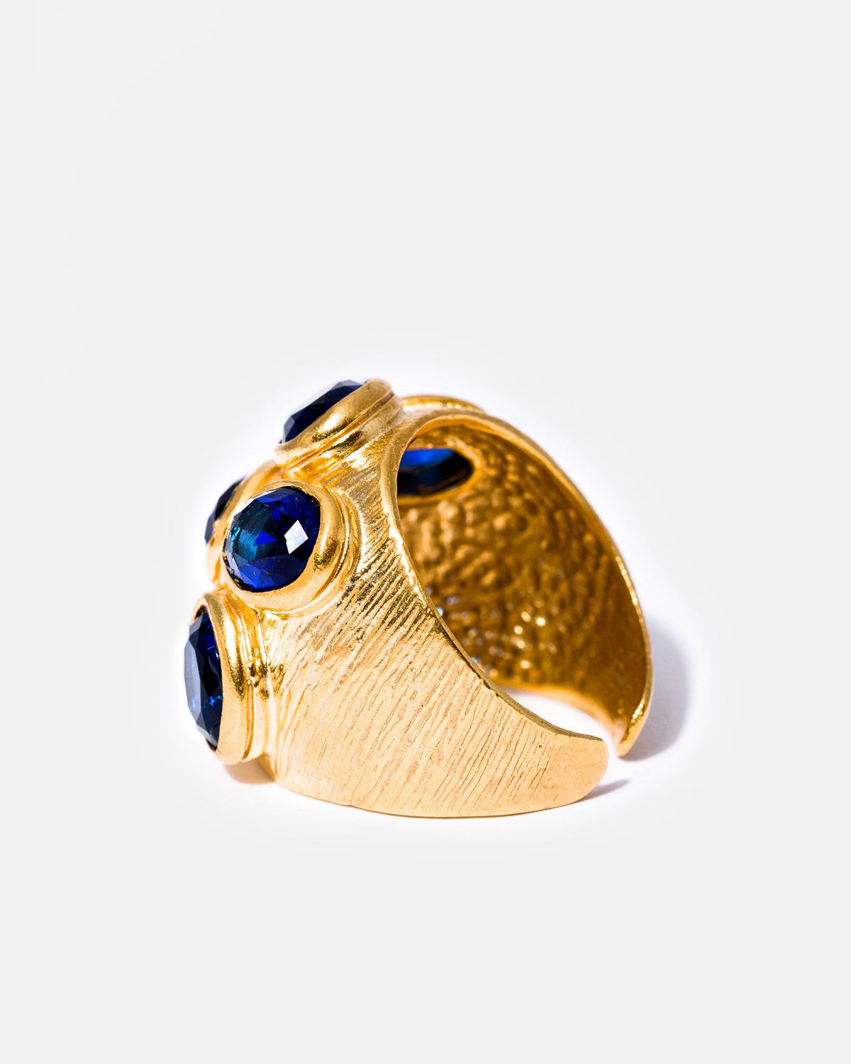 Side profile of gold sapphire gemstone ring