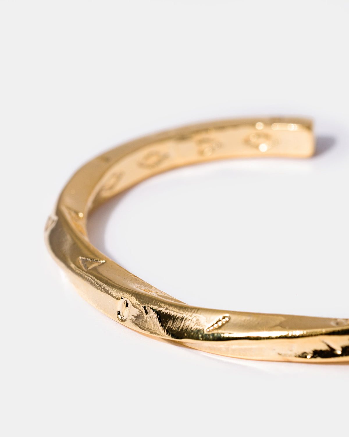 Organic twisted cuff close-up