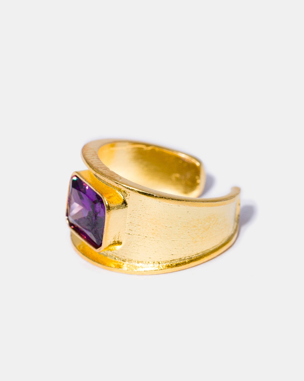 Side profile of purple amethyst gemstone signet ring